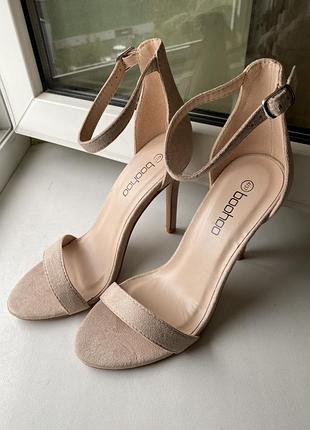 Босоніжки на підборах босоніжки на підборах