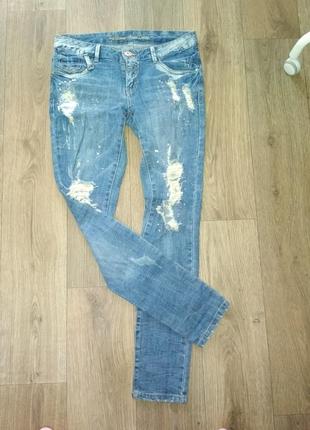 Рваные джинсы с бусинками1 фото