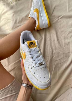 Nike air force 1 white yellow logo жіночі кросівки найк аір форс3 фото