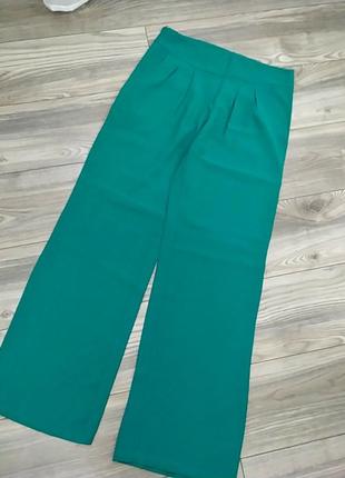 Красивые зеленые брюки на лето2 фото