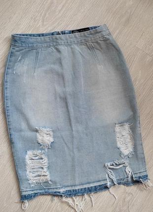 Джинсовая юбка карандаш рваная с потертостями1 фото