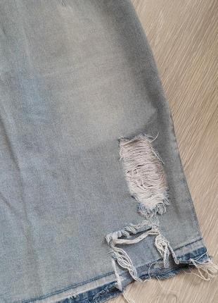 Джинсовая юбка карандаш рваная с потертостями3 фото