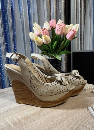Босоножки на высокой танкетке