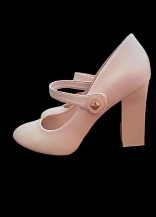 Туфлі на підборах