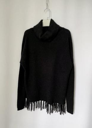 Черный кашемировый свитер с горлом и бахромой по низу3 фото