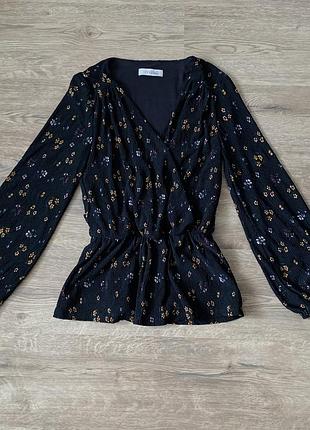 Чёрная блуза с объемным рукавом oasis