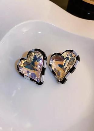 Стильные модные трендовые серьги сережки сердечка с кристалом массивные сережки сережки сердечка з камінчиком гвоздики3 фото