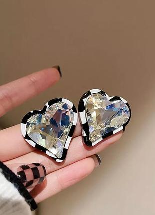 Стильные модные трендовые серьги сережки сердечка с кристалом массивные сережки сережки сердечка з камінчиком гвоздики2 фото