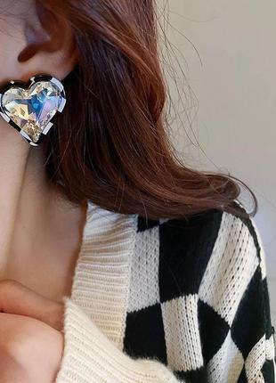 Стильные модные трендовые серьги сережки сердечка с кристалом массивные сережки сережки сердечка з камінчиком гвоздики