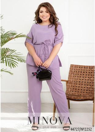 Літній костюм брючний бузковий з фіксацією на поясі, великих розмірів від 46 до 68