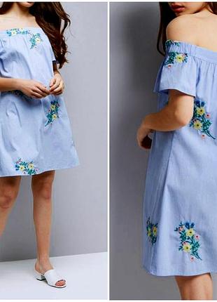 Стильное платье со спущенными плечами в вышивку цветы