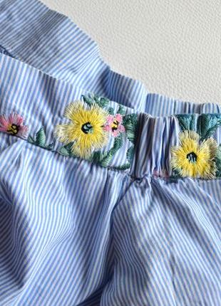 Стильное платье со спущенными плечами в вышивку цветы3 фото