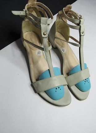 Продам шкіряні босоніжки