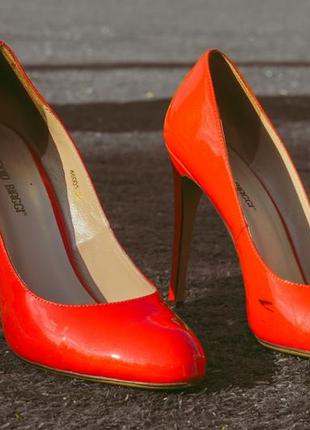 Красные кожаные лаковые туфли на шпильке4 фото