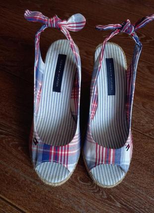 Босоніжки на платформі tommy hilfiger.
