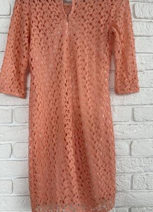 Кружевное персиковое платье