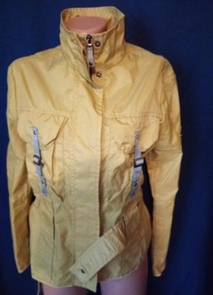 Горчичная ветровка с латками на рукавах