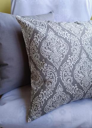 Декоративная наволочка 40*40 серая с вензелем с плотной ткани