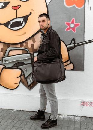 Чорна унісекс сумка з екошкіри для тренувань, подорожей чоловіча дорожня сумка на довгих ручках4 фото