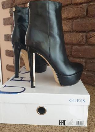 Кожаные женские ботинки на каблуке guess. новые. оригинал! размер 39. черные. скидка!1 фото