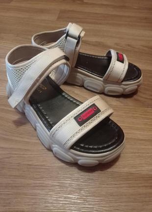 Босоніжки на високій платформі