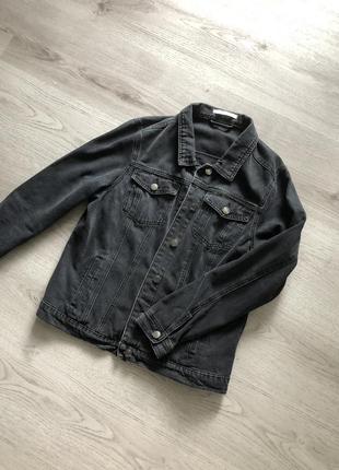 Джинсова куртка чорного кольору