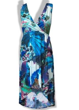 Красивое яркое платье с открытой спинкой