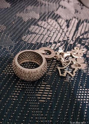 Крупный серебряный перстень с обсыпкой фионитами