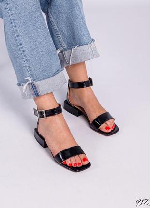 Шкіряні лакові босоніжки на низьких підборах з натуральної шкіри шкіряні босоніжки