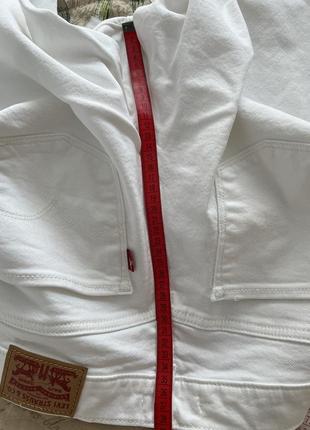 Білі шорти-бермуди levi’s з ніжною вишивкою7 фото