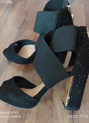 Шикарні босоніжки