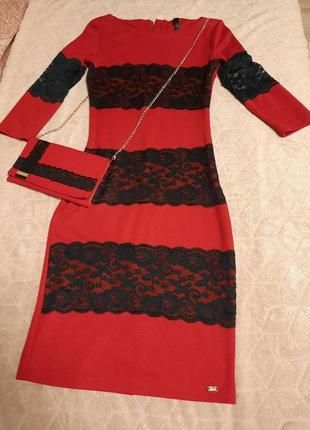 Трикотажне червоне плаття з мереживними вставками і клатчем на ланцюжку