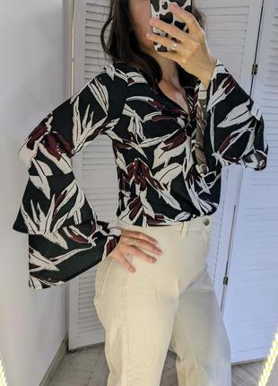 Трендовая блуза с рукавами клёш, воланами, цветочный принт.2 фото
