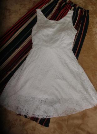 Белое кружевное  мини платье  из вискозы с вырезом на спине5 фото