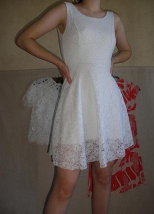 Белое кружевное  мини платье  из вискозы с вырезом на спине2 фото
