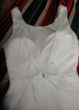 Белое кружевное  мини платье  из вискозы с вырезом на спине7 фото