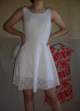 Белое кружевное  мини платье  из вискозы с вырезом на спине1 фото