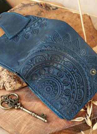 Маленький гаманець в синьому кольорі з тисненням «сонечко»3 фото