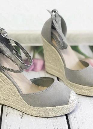 Босоніжки на танкетці з закритим носком. різні кольори хіт!!!