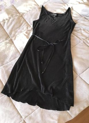 Легенька нова пллісерована чорна сукня