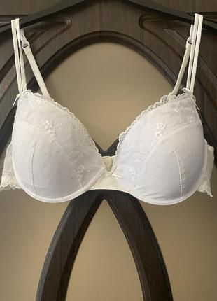 Шикарный, светло молочный, ажурный бюстгальтер