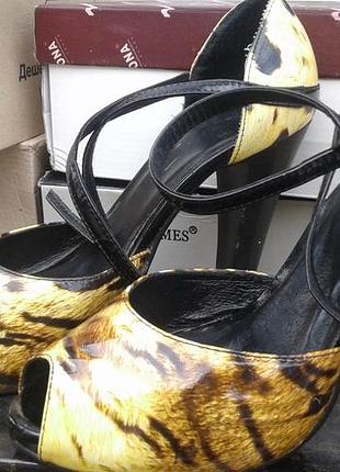 Дуже яскраві босоніжки