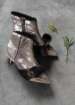 Стильные блестящие серебристые паетки туфли ботильоны сапожки next с острым носком1 фото
