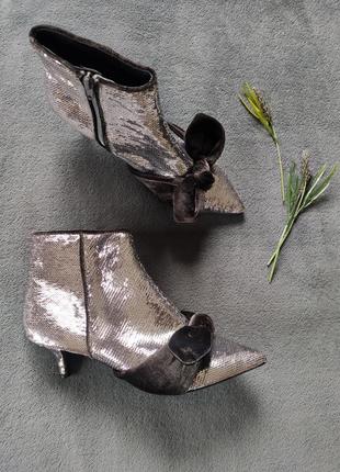 Стильные блестящие серебристые паетки туфли ботильоны сапожки next с острым носком3 фото