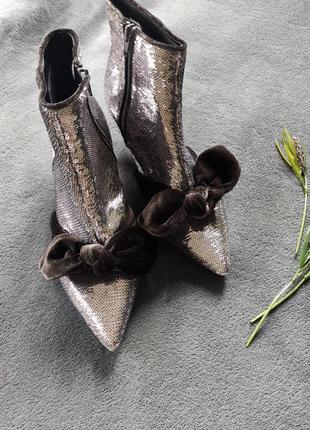 Стильные блестящие серебристые паетки туфли ботильоны сапожки next с острым носком2 фото
