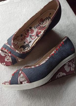 Туфлі на танкетці mustang ,босоніжки, туфлі з відкритим носком