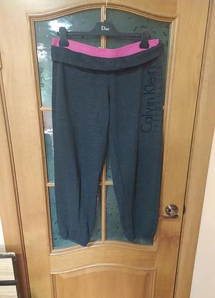 Мякенькі зручні спортивні штани вкорочені від calvin klein,p. l