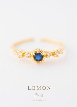 Серебряное s 925 кольцо позолоченное лимонным желтым золотом au 585 с синим камнем - культивированным сапфиром и фианитами. нежное, тонкое колечко