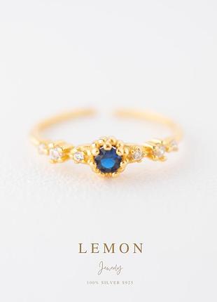 Серебряное s 925 кольцо позолоченное лимонным желтым золотом au 585 с синим камнем - культивированным сапфиром и фианитами. нежное, тонкое колечко