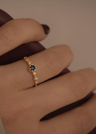 Серебряное s 925 кольцо позолоченное лимонным желтым золотом au 585 с синим камнем - культивированным сапфиром и фианитами. нежное, тонкое колечко5 фото